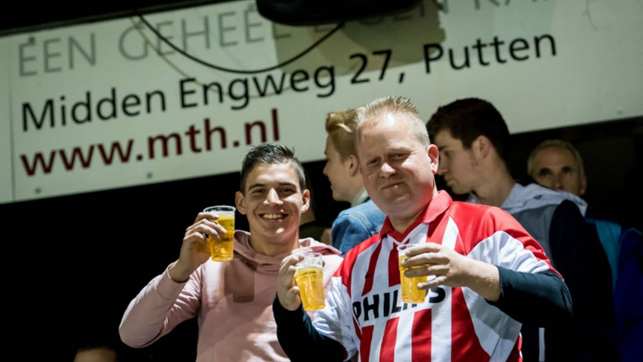 PSV-fans drinken een biertje. (foto: VI Images)