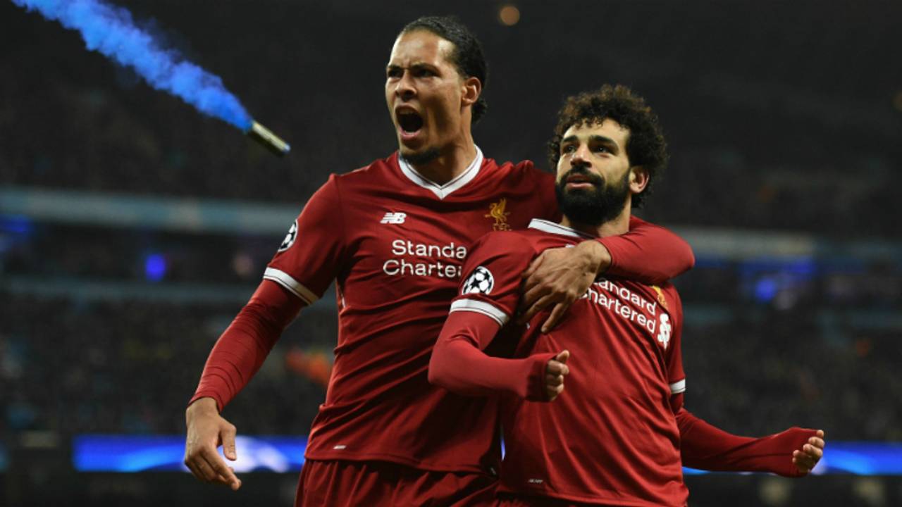 Virgil van Dijk viert feest met Mohamed Salah. (foto: VI Images)