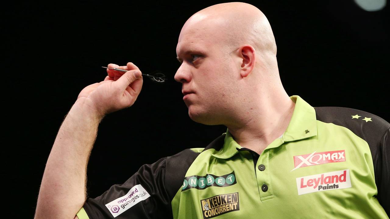 Michael van Gerwen speelt tegen Mensur Suljovic in de Premier League of Darts.