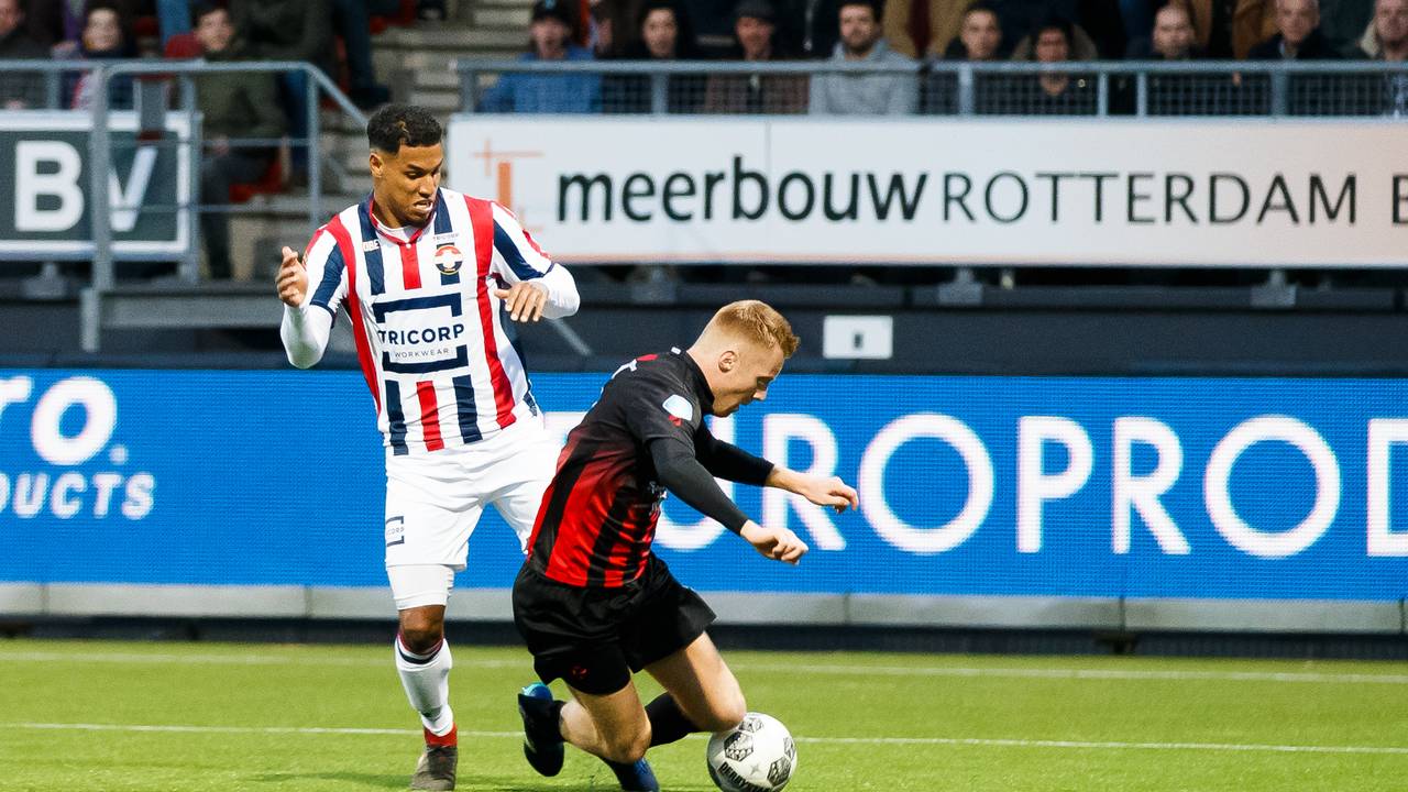 Willem II'er Daryl Lachman gaat in de fout tegen Mike van Duinen. (Foto: VI Images)