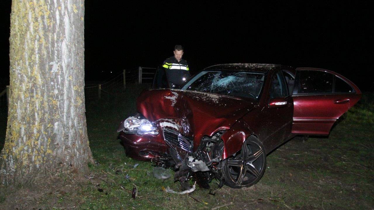 De auto eindigde tegen een boom. (Foto: Bart Meesters)