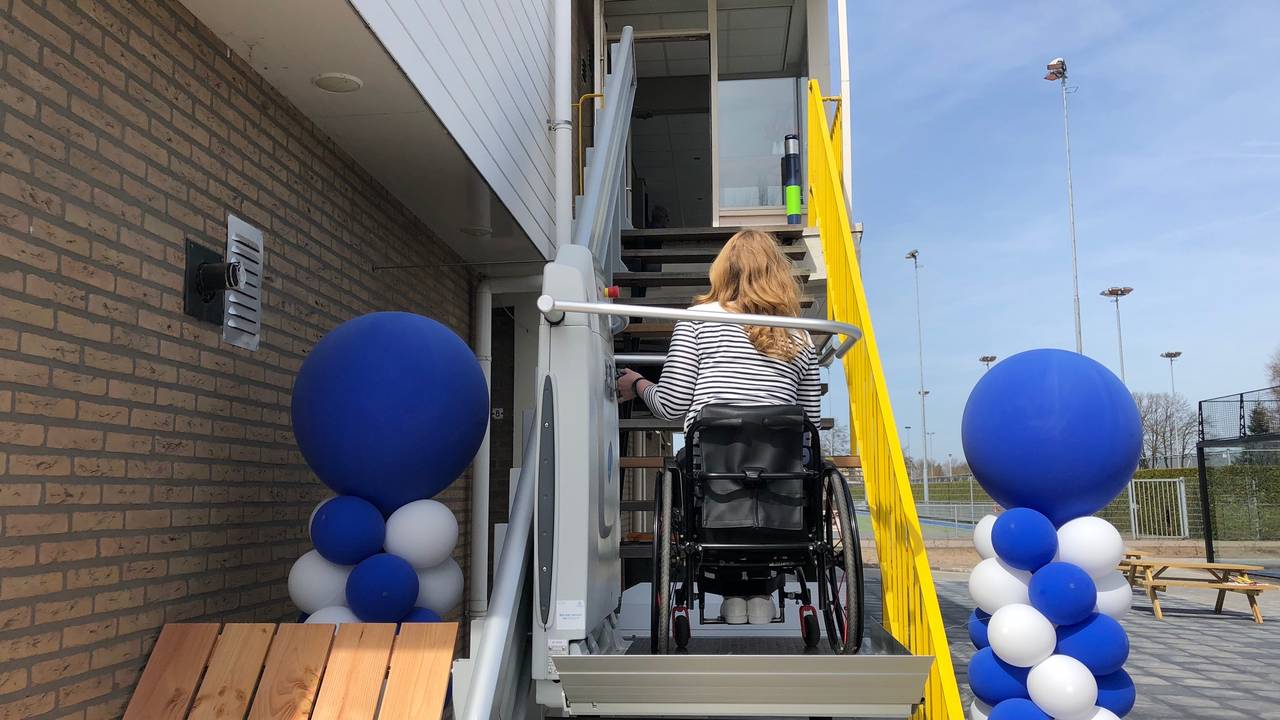 Wendy kan eindelijk naar boven in de nieuwe lift bij tennisvereniging LTV in Best