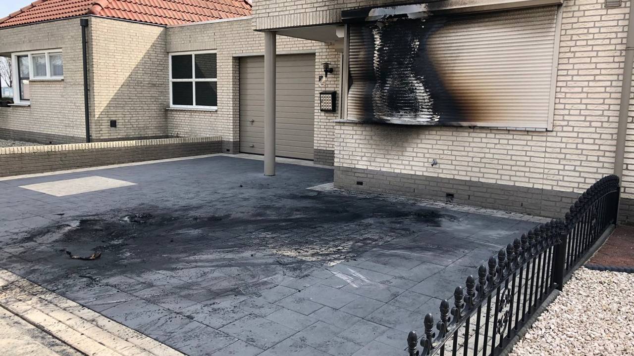 De Ford Ka van Anja en Johan in Sint Willebrord ging in vlammen op. Het rolluik voorkwam dat het huis ook in brand vloog..