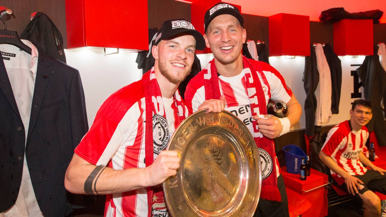Jorrit Hendrix en Luuk de Jong met de schaal. (Foto: VI Images)