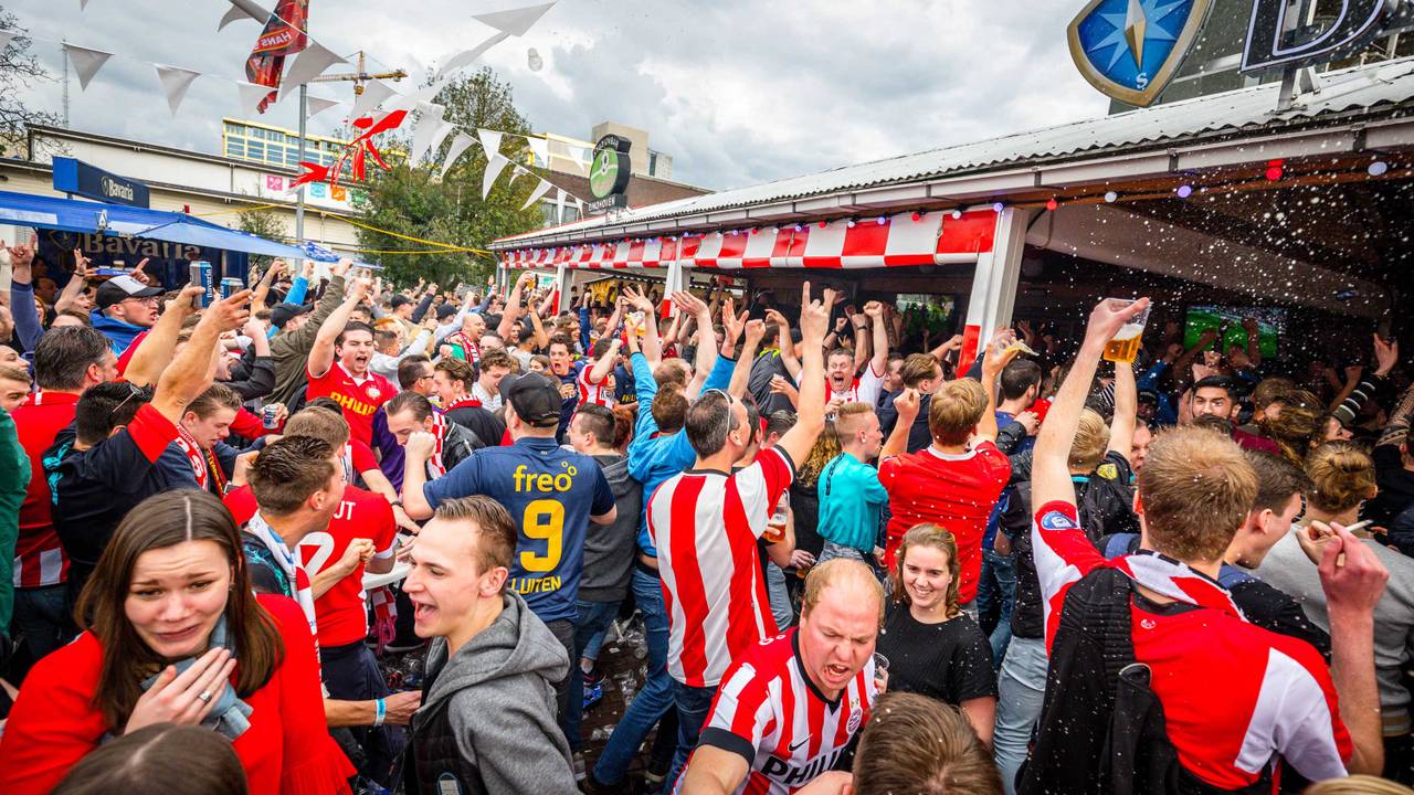 Een kampioensfeestje in de binnenstad.  (Foto: Rob Engelaar)