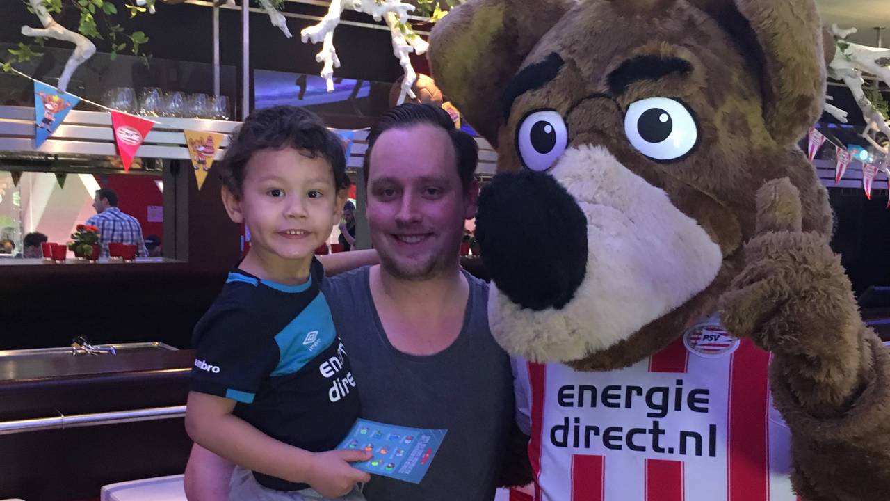 Niels en zoontje Jake samen met Phoxy, de mascotte van PSV. (Foto: Niels Persoon)
