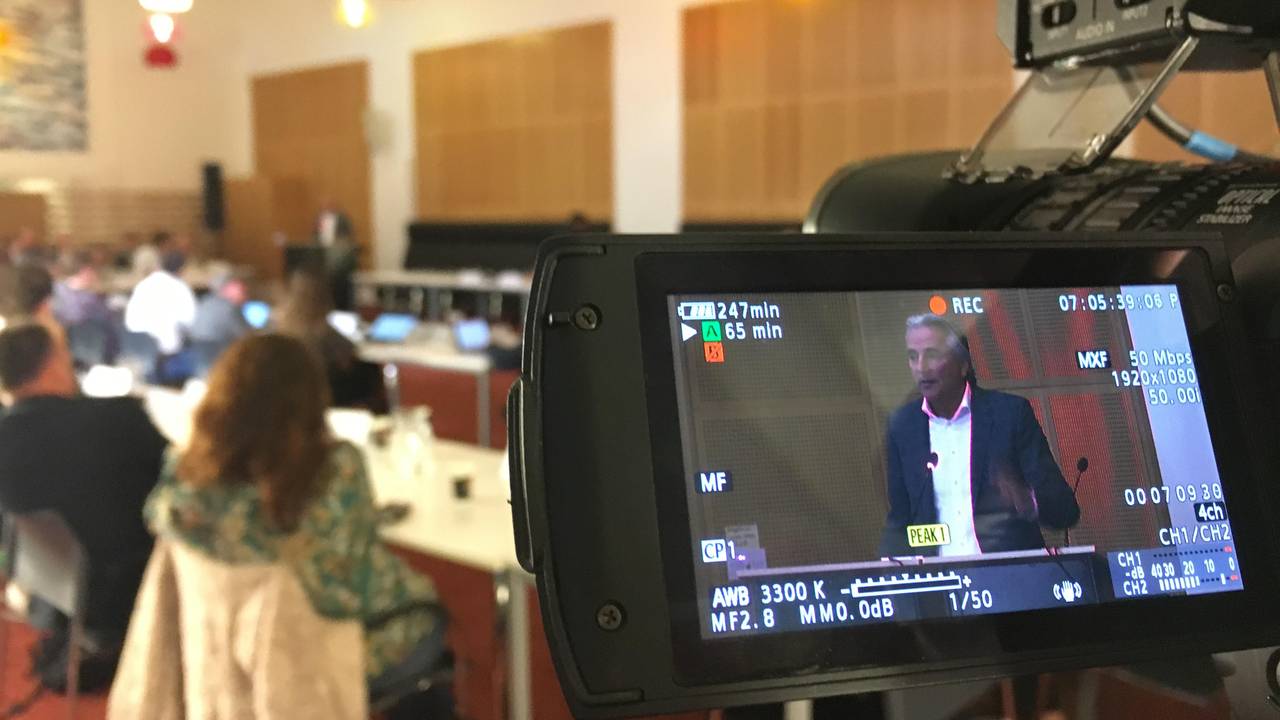 De raad in Tilburg debatteert over de formatie (foto: Jos Verkuijlen).