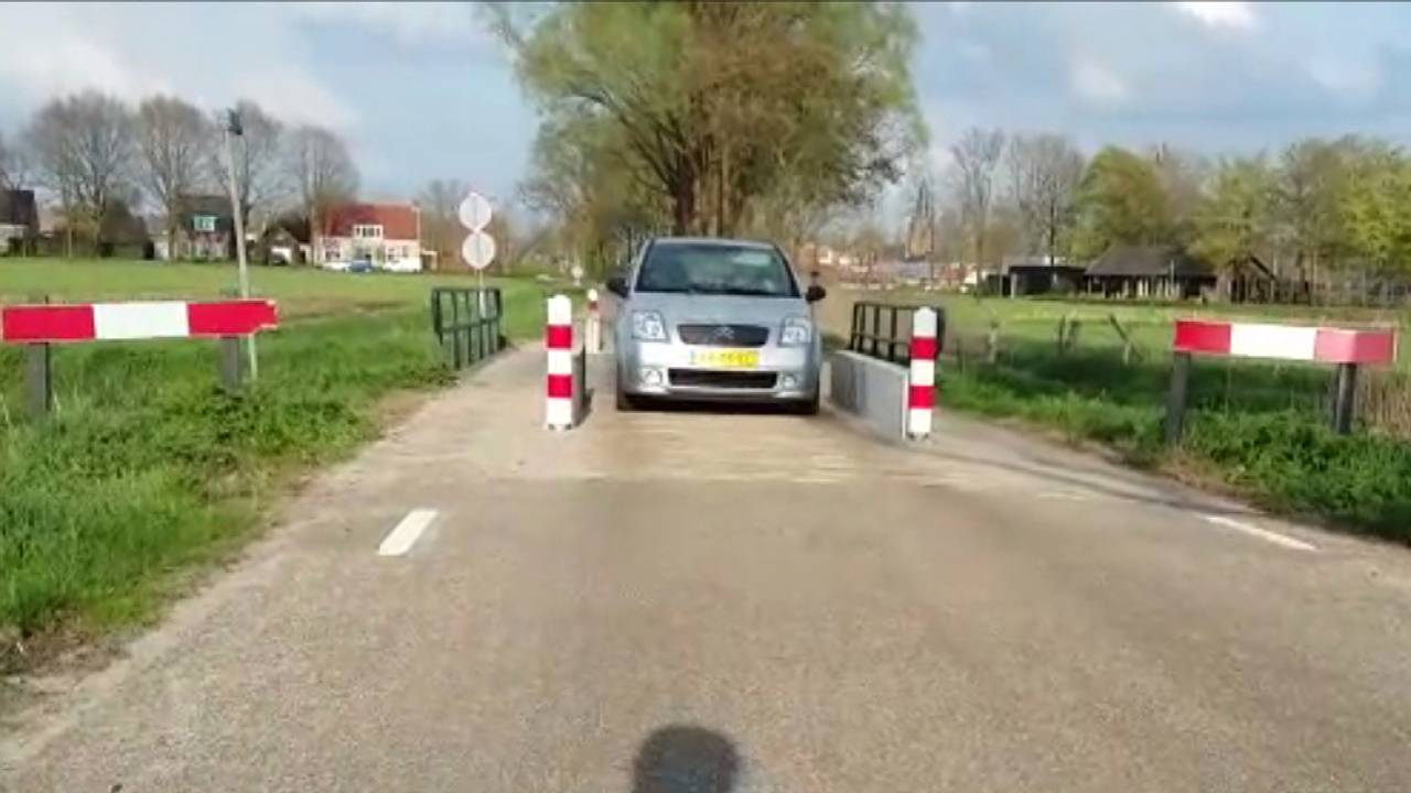 De wegversmalling in Lage Mierde.