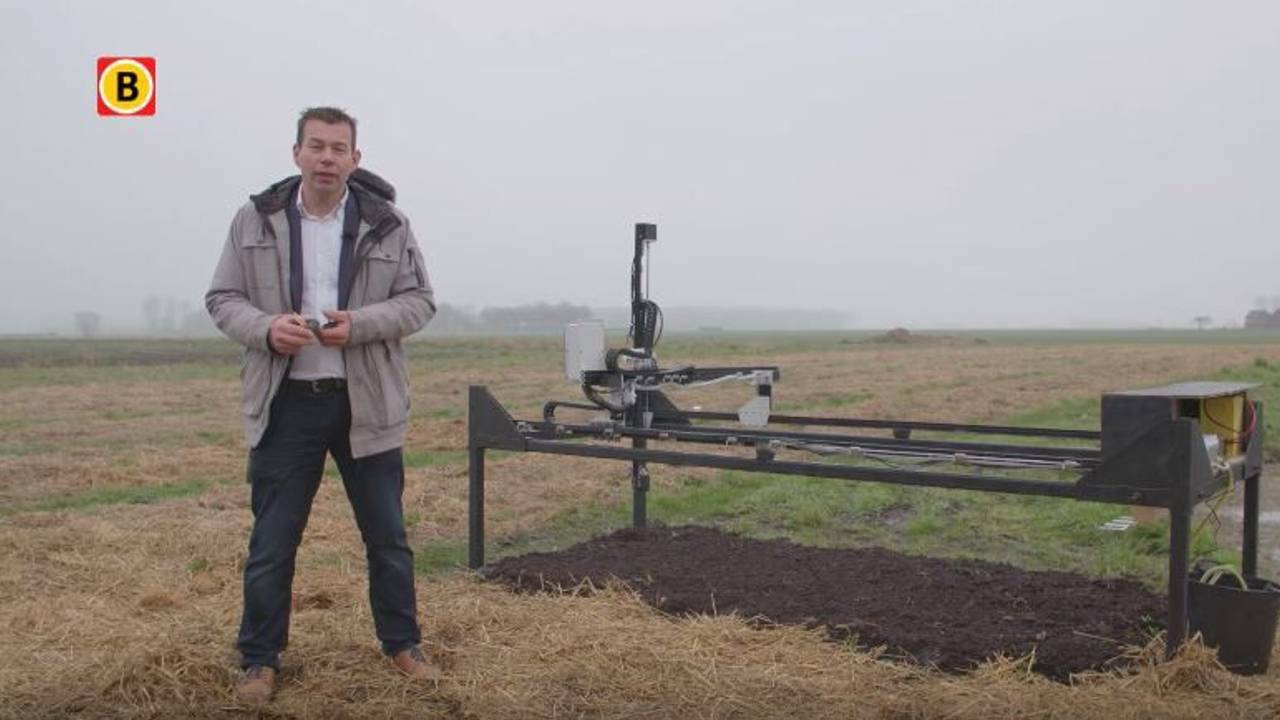 Arend Koekkoek legt de werking van de Pixelfarm robot uit