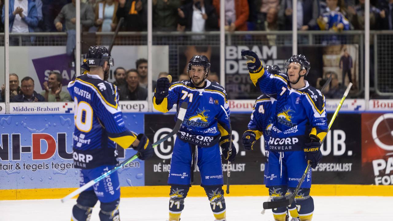 High Fives En Omhelzingen Fans Verwelkomen Ijshockeykampioenen Trappers Met Kleine Oogjes Omroep Brabant