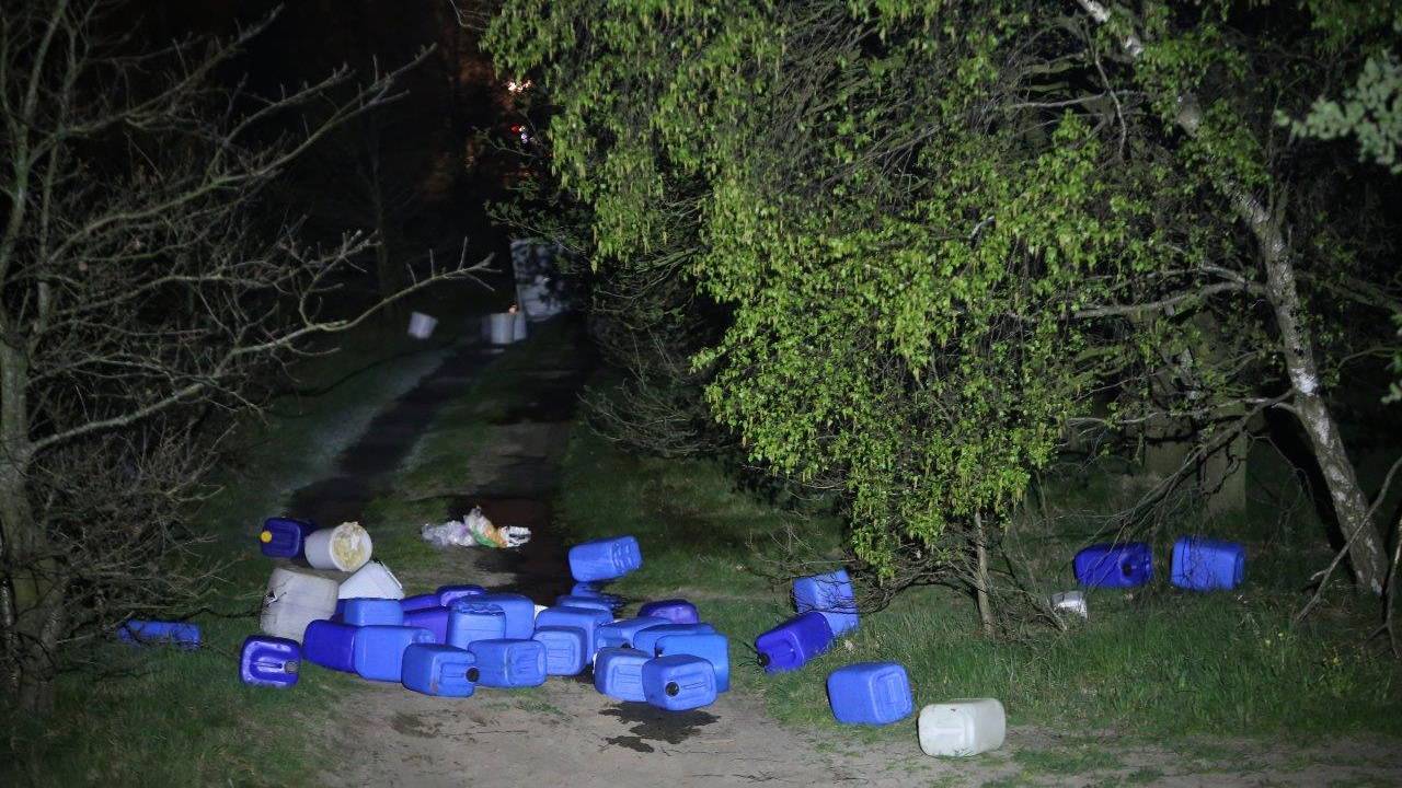 Sommige vaten met drugsafval lekten (foto: Bart Meesters).