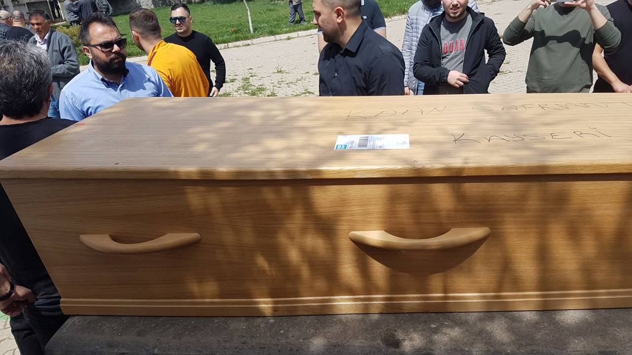 Zo'n tweehonderd vrienden en familieleden namen vrijdag afscheid van Kaan Safranti in Turkije (foto: Cihan Safranti).