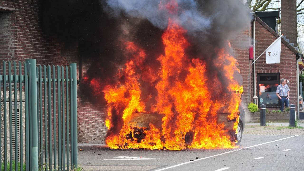 De auto vloog al rijdend in brand en is volledig afgebrand. (Foto: SQ Vision)