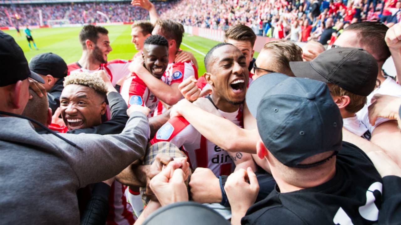 Steven Bergwijn en Joshua Brenet vieren de titel met de fans. (foto: VI Images)