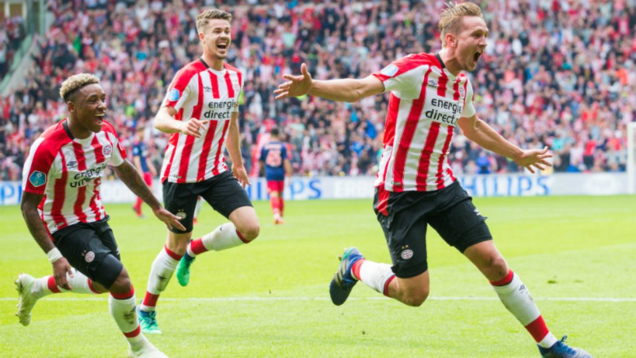 Steven Bergwijn, Marco van Ginkel en Luuk de Jong door het dolle heen. (foto: VI Images)