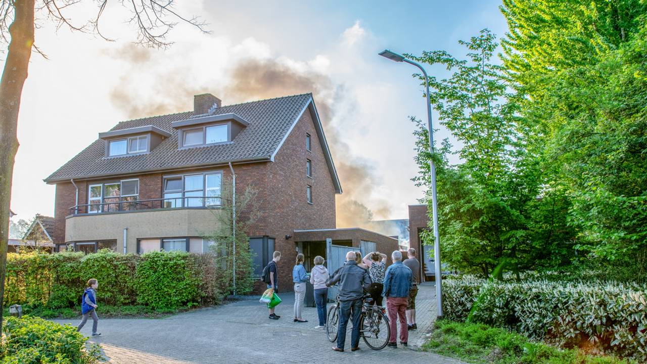 De brand lokte aardig wat bekijks. (Foto: Toby de Kort)