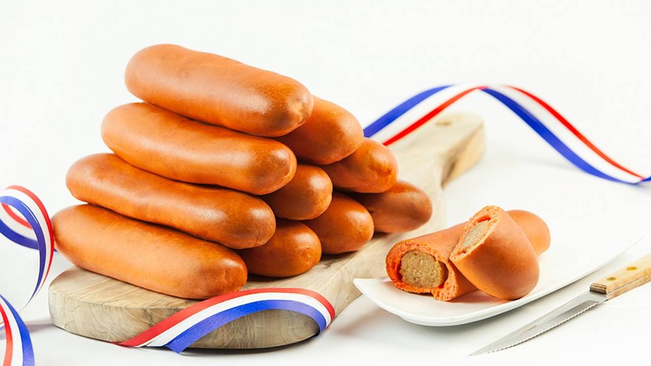 De koning krijgt 40 oranje worstenbroodjes.