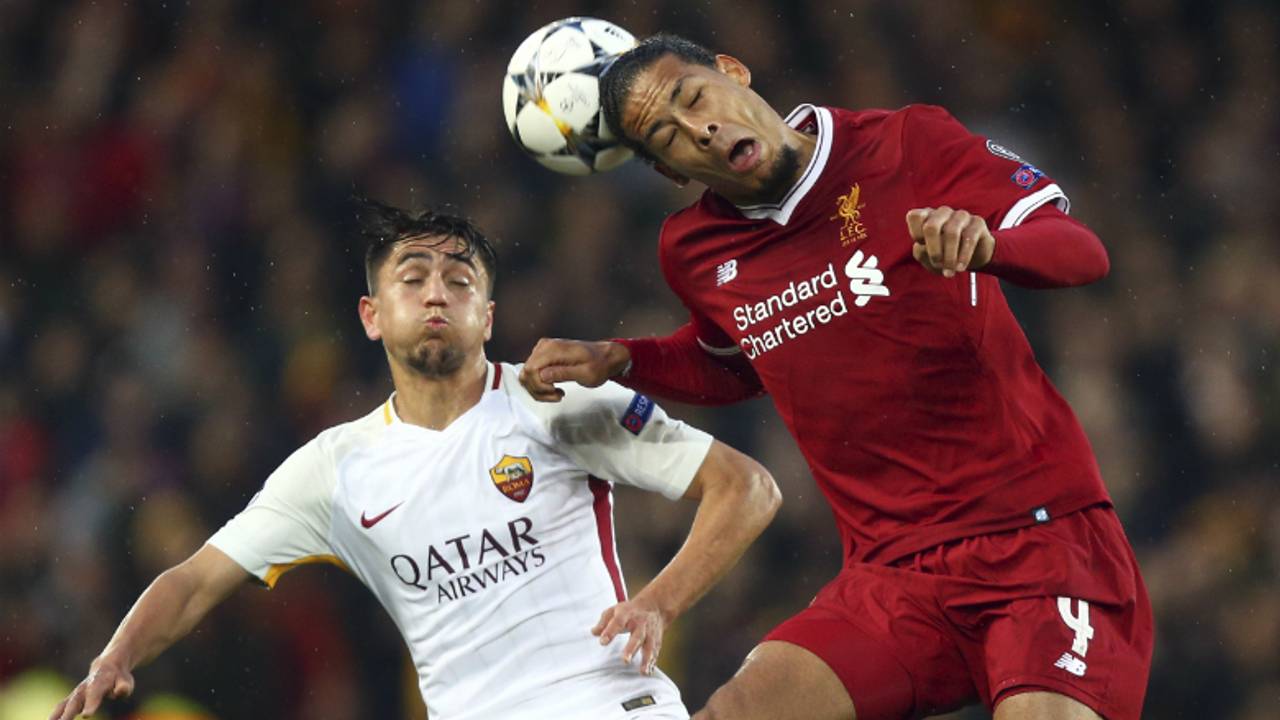 Virgil van Dijk in duel met Cengiz Ünder van AS Roma. (Foto: VI Images)