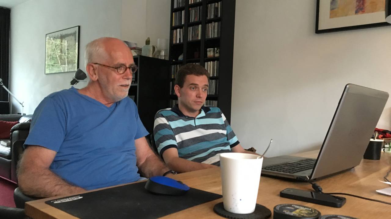 Emile en Michael kijken vol spanning naar het kampioenschap