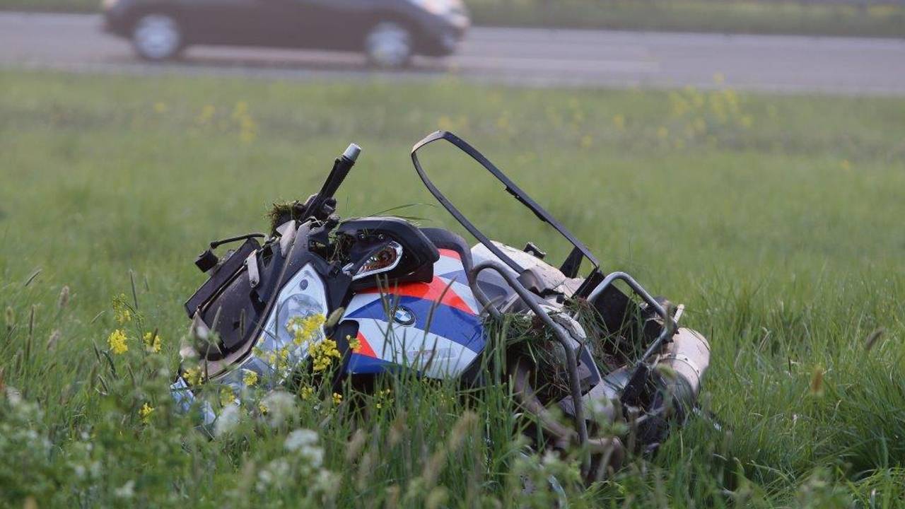 Een motoragent raakte zwaargewond terwijl hij zelf onderweg was naar een ongeval. (Foto: Bart Meesters)