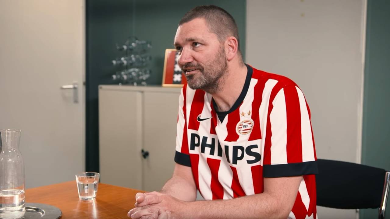 Theo Maassen 'solliciteert' in stijl naar het burgemeesterschap van Amsterdam. (Beeld: video KLIKBEET)