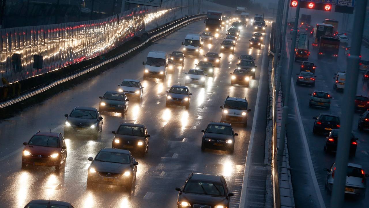 Vertraging in de ochtendspits (archieffoto: ANP).