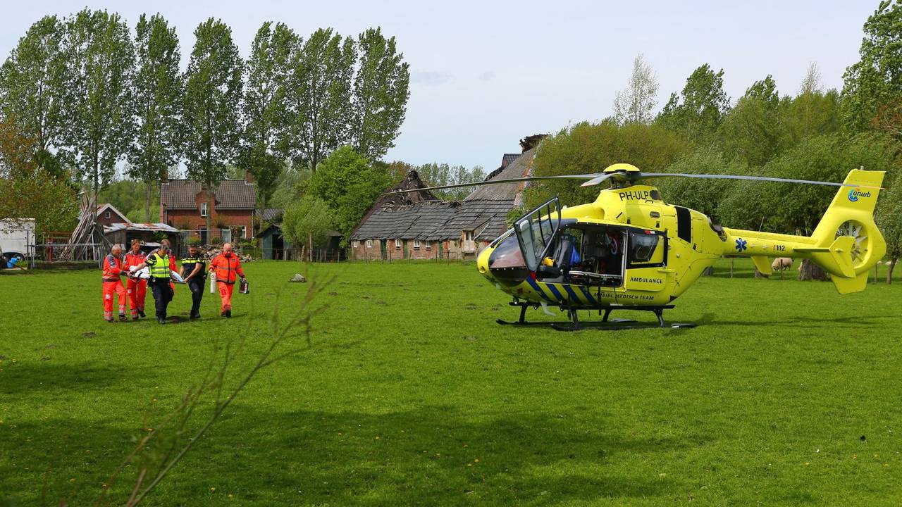Het kind wordt naar de traumahelikopter gebracht (Foto: Persbureau Midden Brabant).