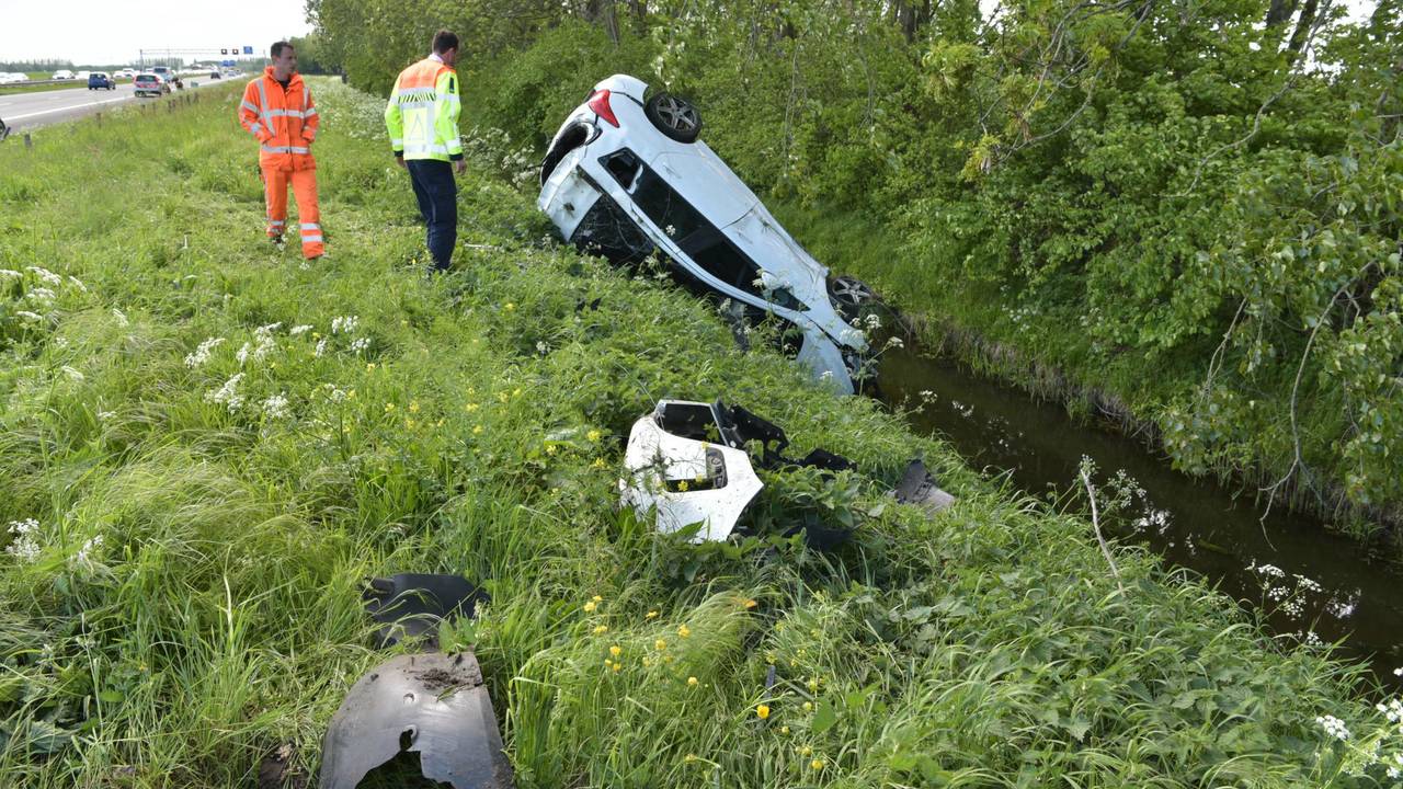 Het 'stilleven' na het ongeluk op de A59 bij Terheijden (foto: Tom van der Put).