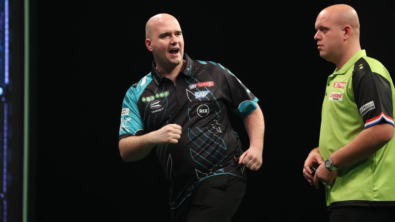 Rob Cross in actie tegen Michael van Gerwen. (Foto: Lawrence Lustig/PDC)