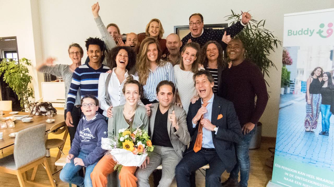 De winnaars uit Breda Hannah en Anne staan in het midden (Foto: Buddy to Buddy)