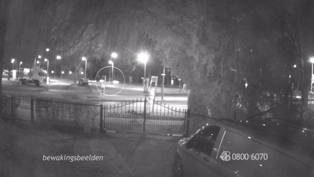 Bewakingsbeelden die rond het tijdstip van het ongeluk zijn gemaakt. (Beeld: Opsporing Verzocht)