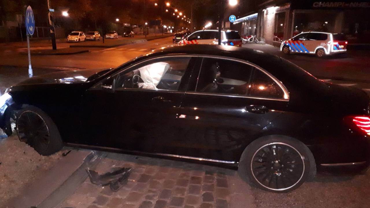 Na een achtervolging eindigde de Mercedes tegen een bord op een rotonde. (Foto: Politieteam Bergen op Zoom)