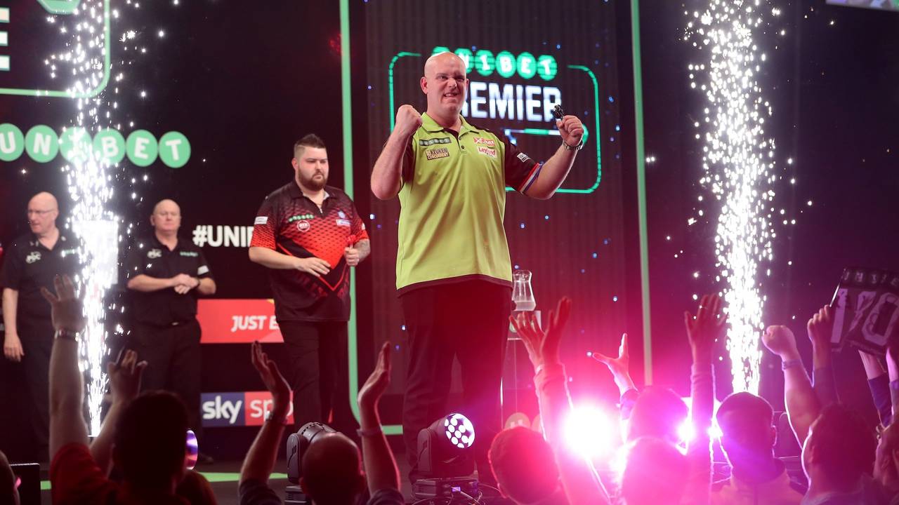 Michael van Gerwen viert de ruime overwinning op Michael Smith. (Foto: Lawrence Lustig/PDC)