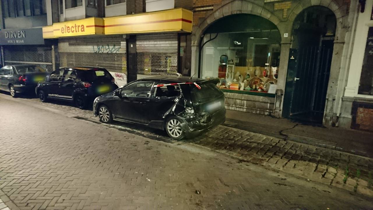 De auto na aanrijding. (Foto: Maarten Dijks)