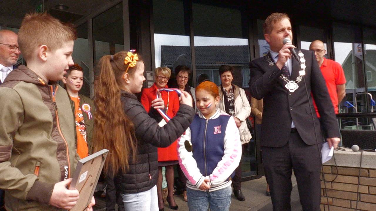 Miekie de Wit (8) krijgt haar jeugdlintje.