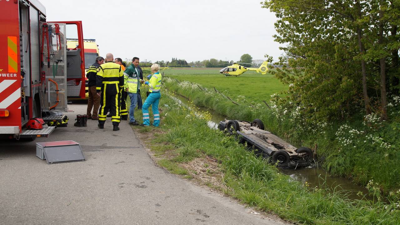 In het dorp Eethen is vrijdag een auto in het water terecht gekomen. (Foto: Anja van Beek/FPMB)