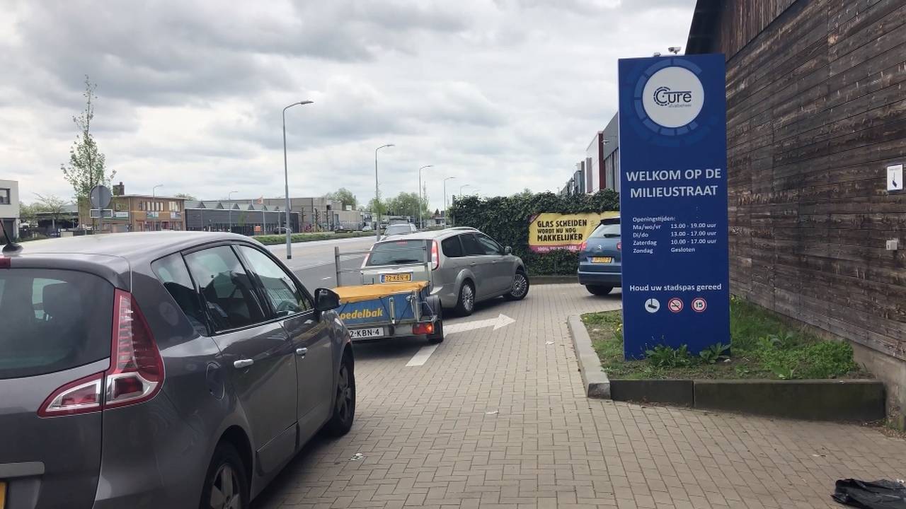 Aanschuiven bij de milieustraat in Eindhoven.