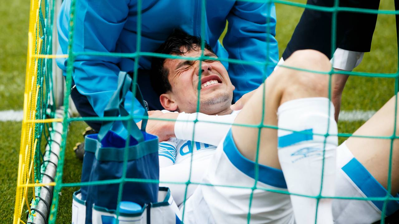 Hirving Lozano blijft hangen in het net na z'n doelpunt. (Foto: VI Images)