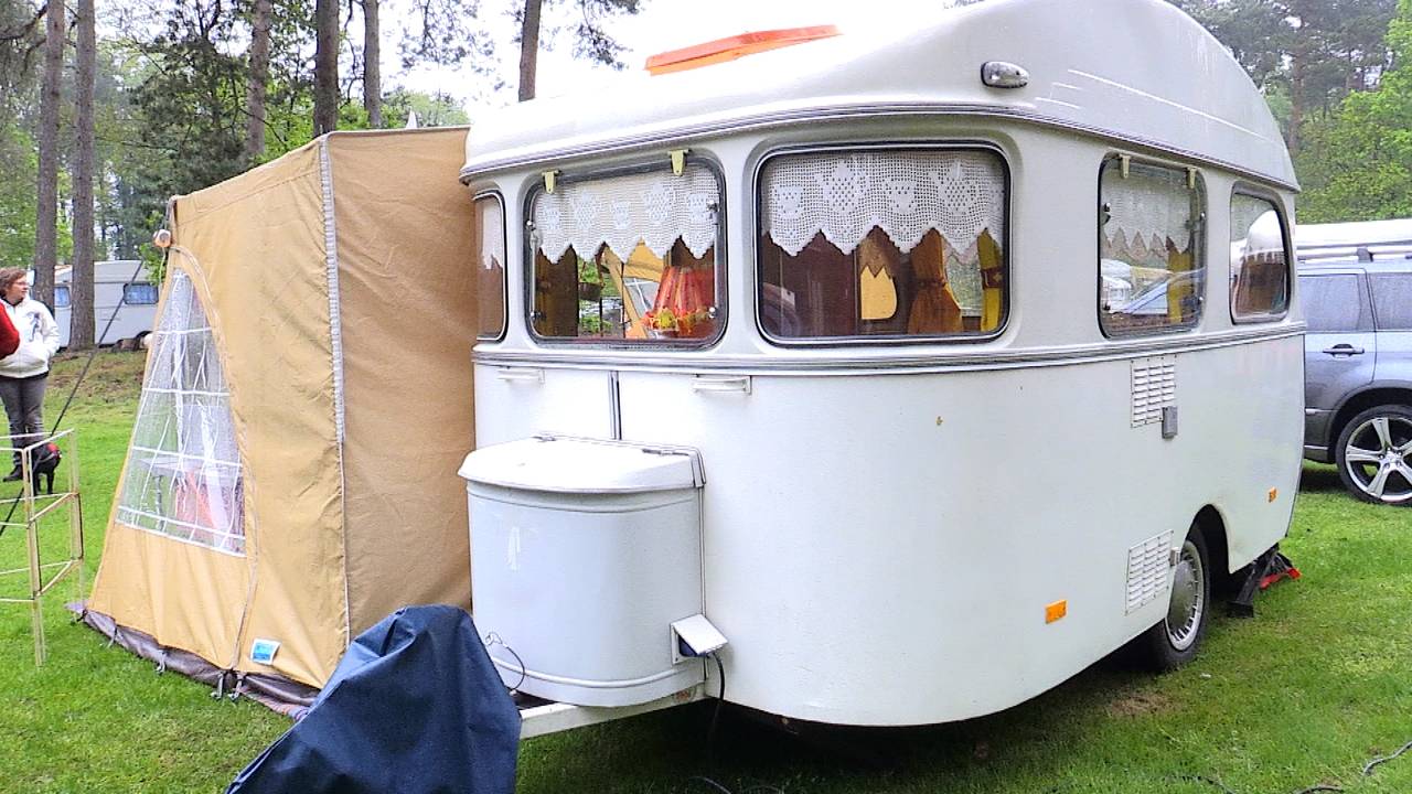De oldtimer caravans staan al klaar.