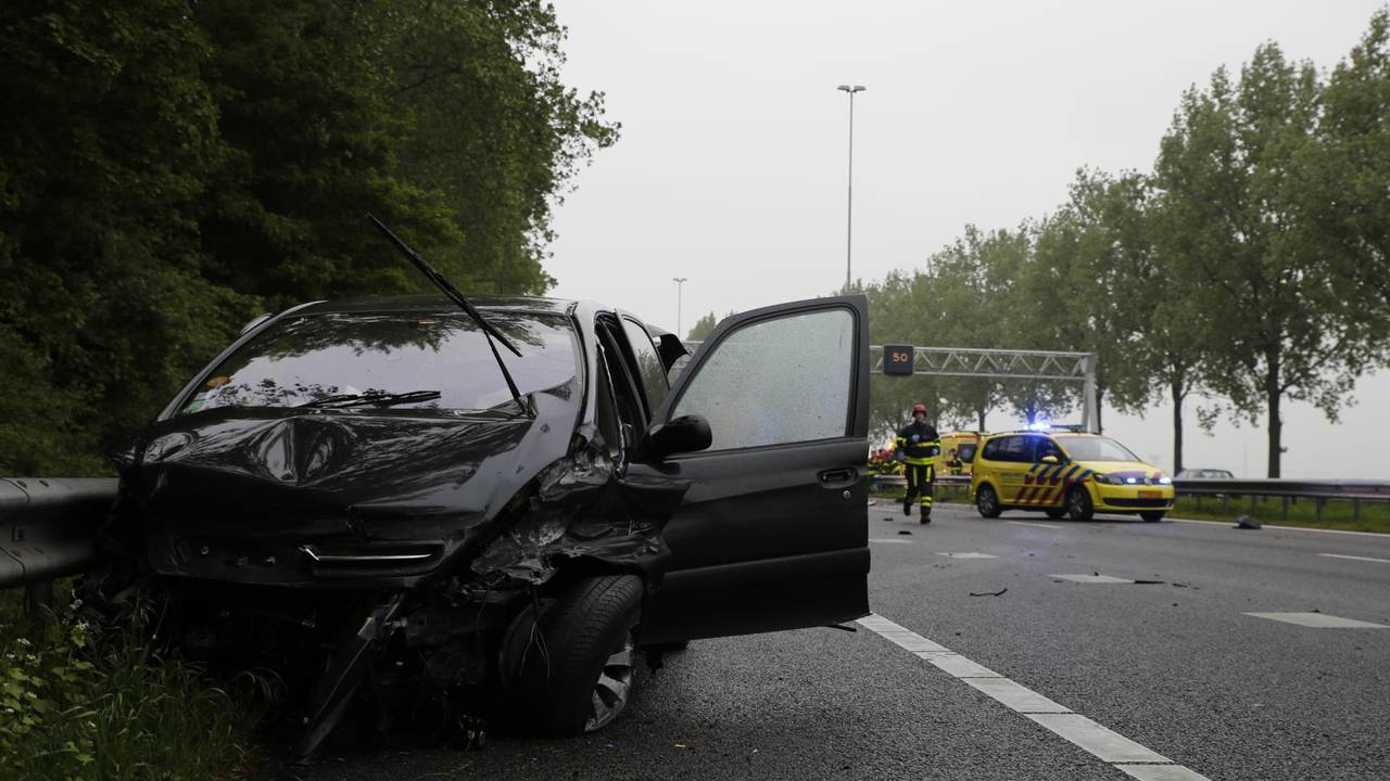 Twee personen kwamen bij het ongeluk om het leven (Foto: Marcel van Dorst/SQ Vision Mediaprodukties).