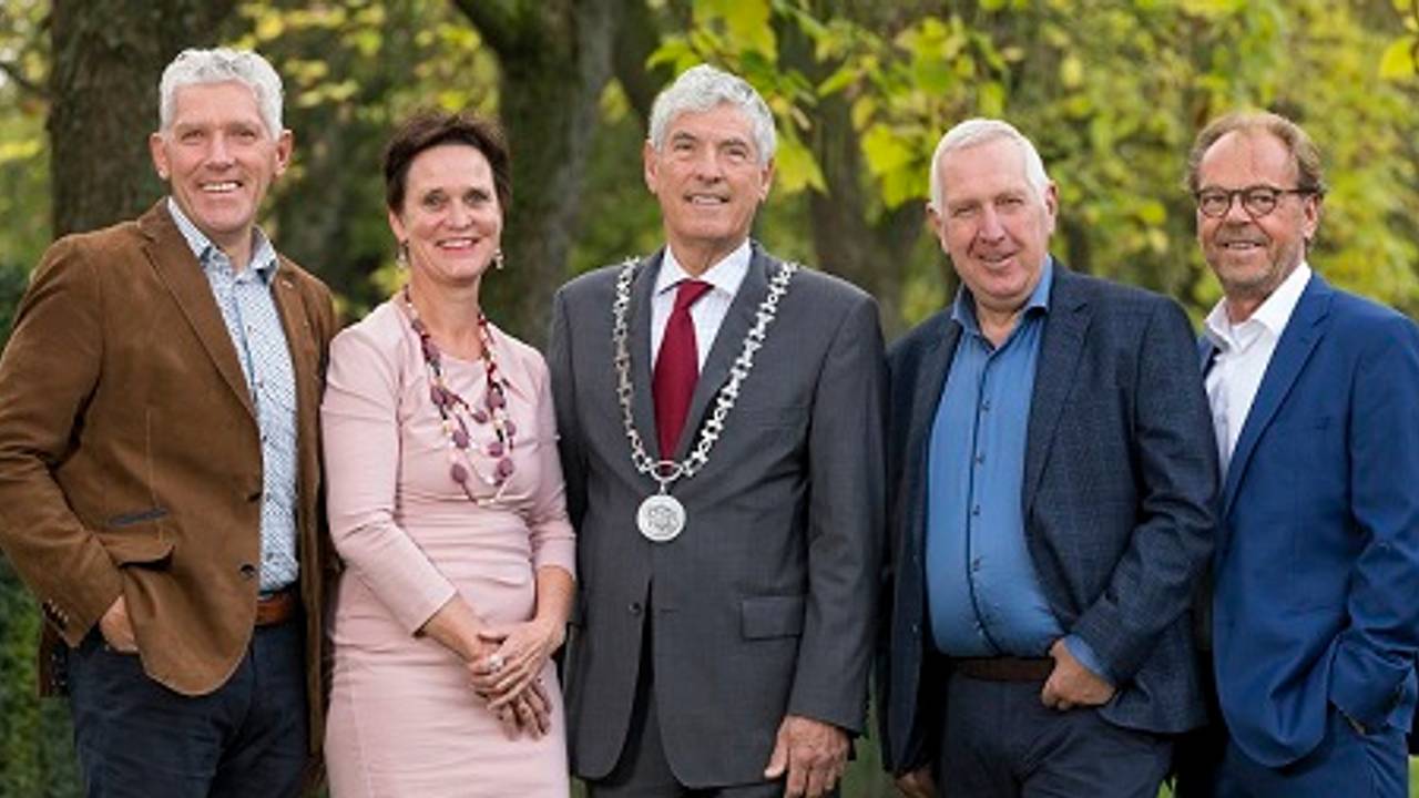 Wie vervangt Henri de Wijkerslooth de Weerdesteijn (midden) als burgemeester? (Foto: Gemeente Cranendonck)