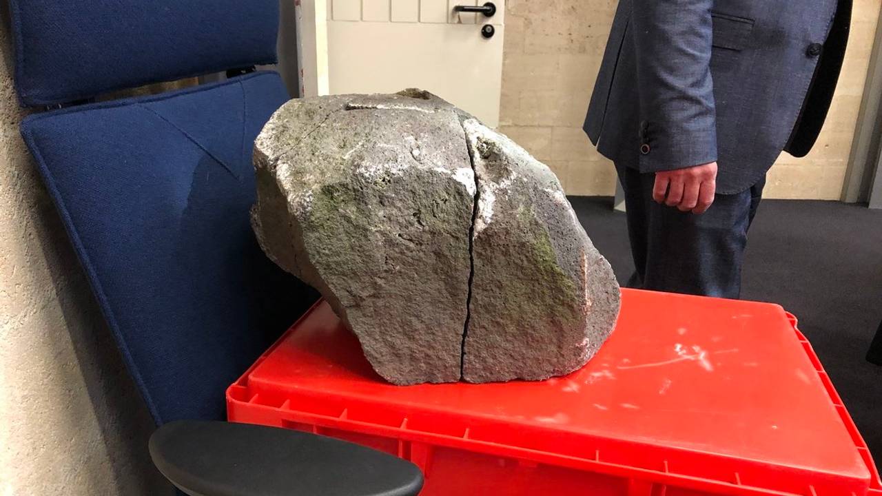 De bewuste kei ligt op een stoel in de rechtszaal. (Foto: Jan Waalen)