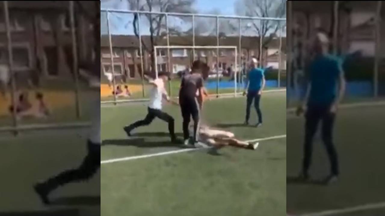 Het slachtoffer werd meerdere keren geschopt en geslagen.