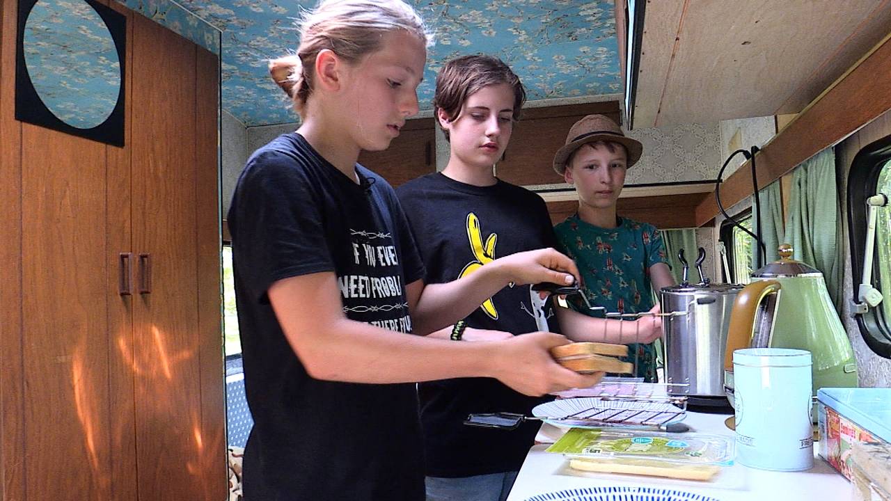 Ties, Celine en Jip maken tosti's in hun eigen foodtruck.