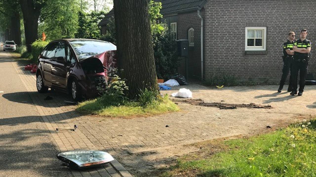 De auto botste tegen een boom. (Foto: Bart Meesters/Meesters Multi Media)