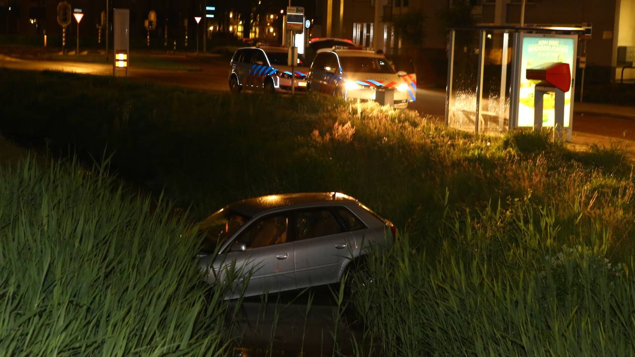 De auto eindigde in een sloot. (Foto: Sander van Gils/SQ Vision)