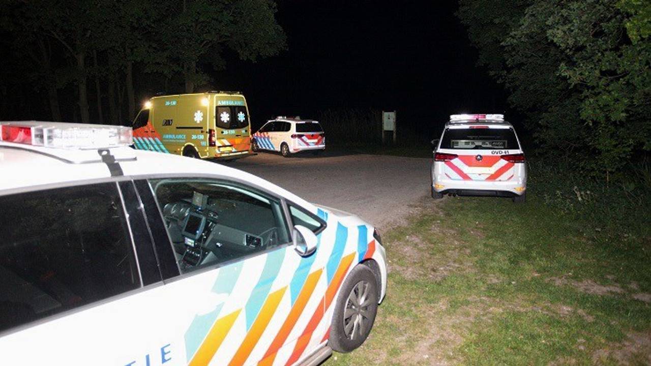 De politie deed onderzoek in het park. (Foto: Jeroen Stuve)