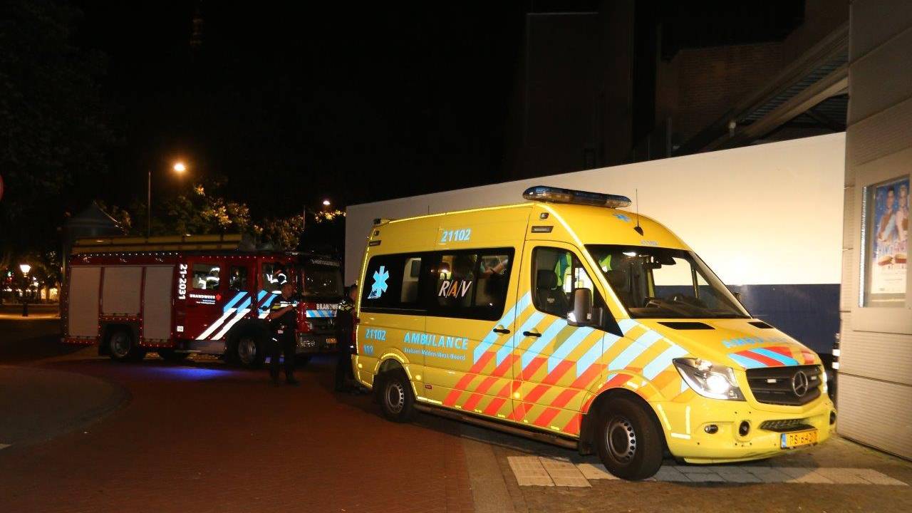 Hulpdiensten bij het theater (foto: Bart Meesters)