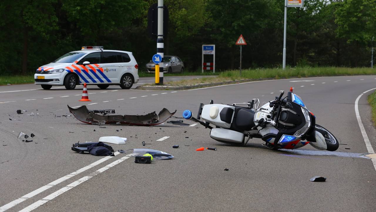 Veel schade aan de politiemotor. (Foto: Sander van Gils/SQ Vision)