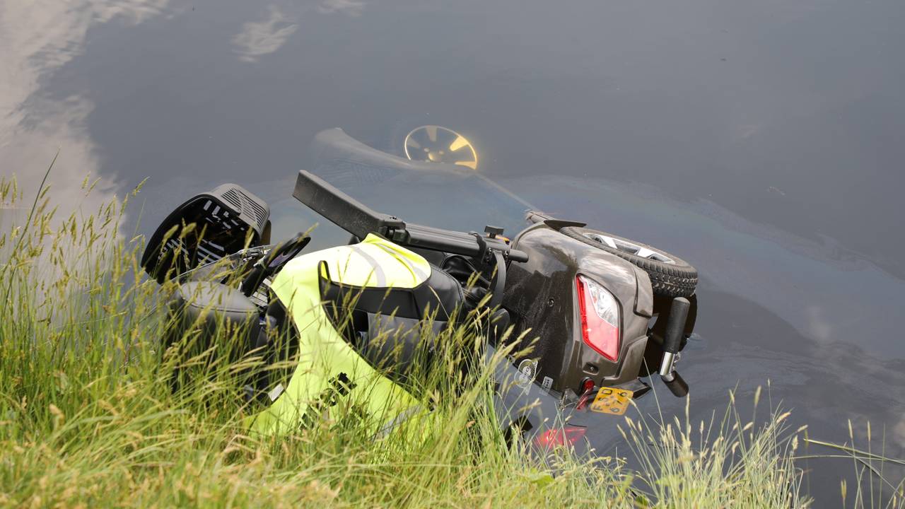 De scootmobiel is uit het water getakeld. (Foto: FPMB/Erik Haverhals)